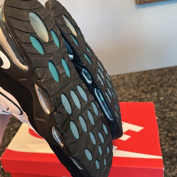 Nike air Max Uptempo Black and White Sneakers EUC 10 - Picture 9 of 17